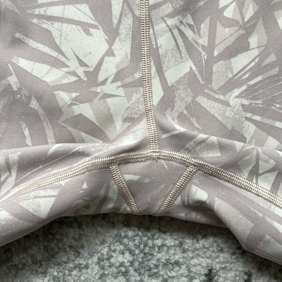 Lululemon Wunder Under High Rise Leggings in Shadow Leaf Light Ivory Muse - Picture 3 of 7